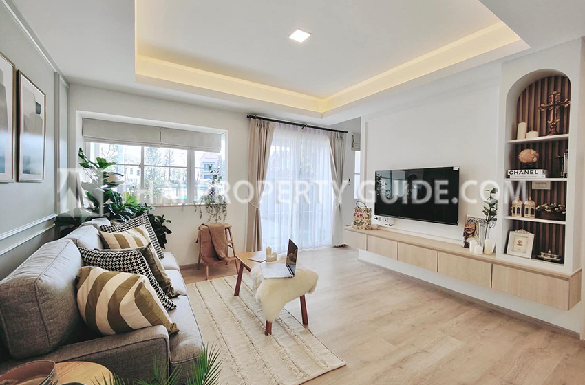 Townhouse for rent in Bangnatrad